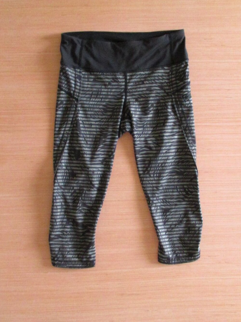 Lululemon Pace Crop Luxtreme Space Dye Black Gray Side Zip Pocket Leggings 6